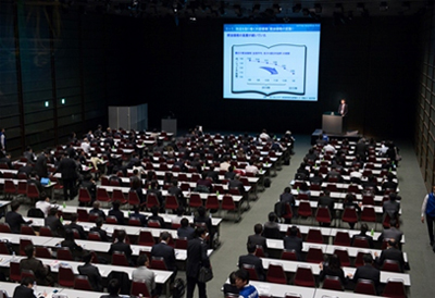 約600名が来場した東京会場：プレゼンテーションの様子