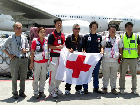 カトマンズ空港で物資の受け入れをする日本赤十字社殿と当社スタッフ