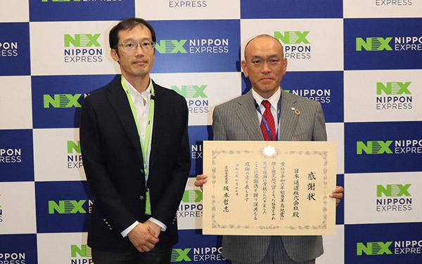 農林水産省 食品製造課長 野添様から感謝状を受け取る加藤取締役常務執行役員(右)