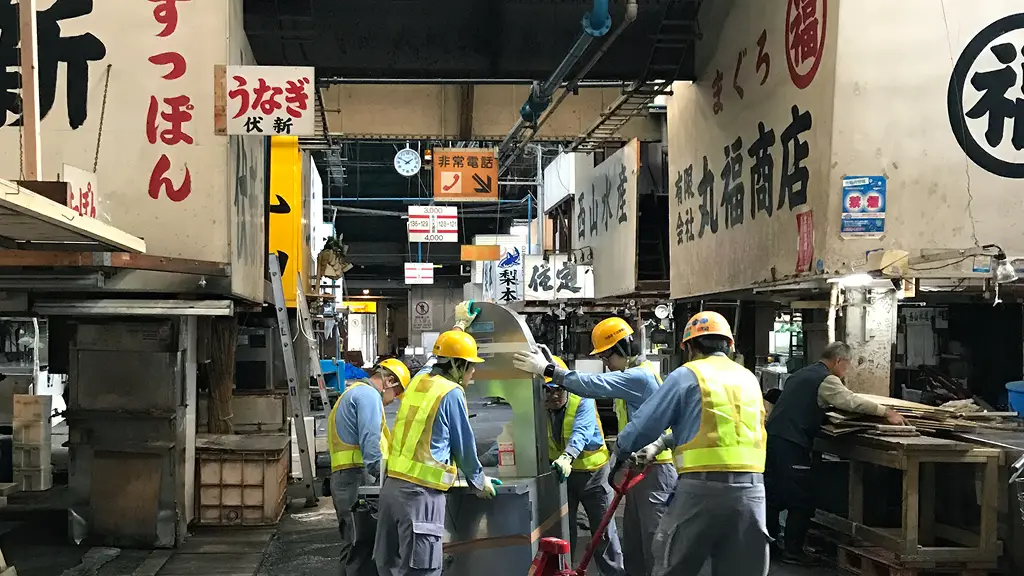 築地市場の移転作業を実施