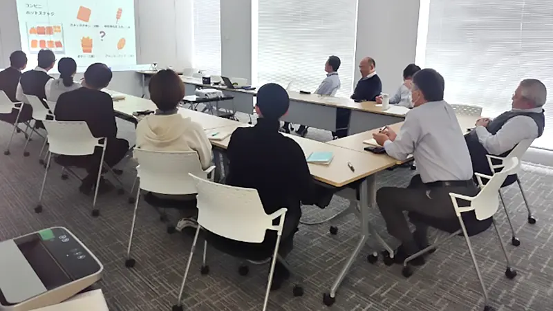 健康講座を受講する従業員