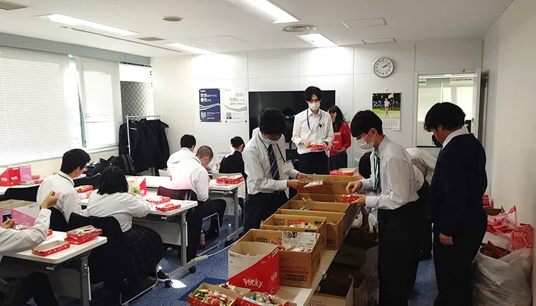 高等特別支援学校でのお菓子詰め合わせ実習